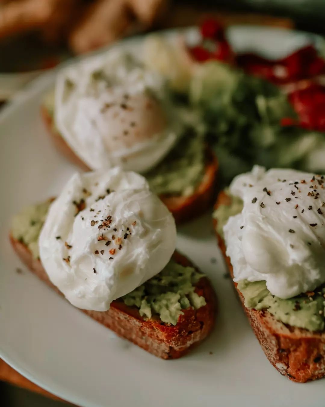 RECEPTE // Brokastu olas Benedikta gaumē ar ātro gvakamoli