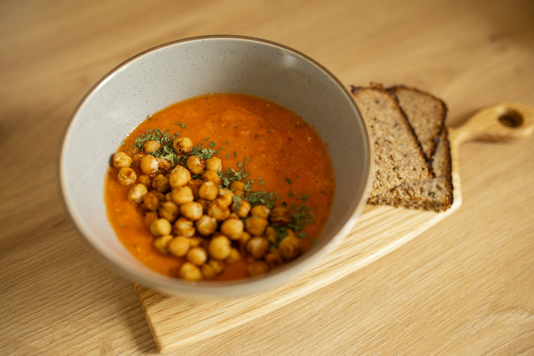 Krāsnī ceptu tomātu krēmzupa ar turku zirņiem