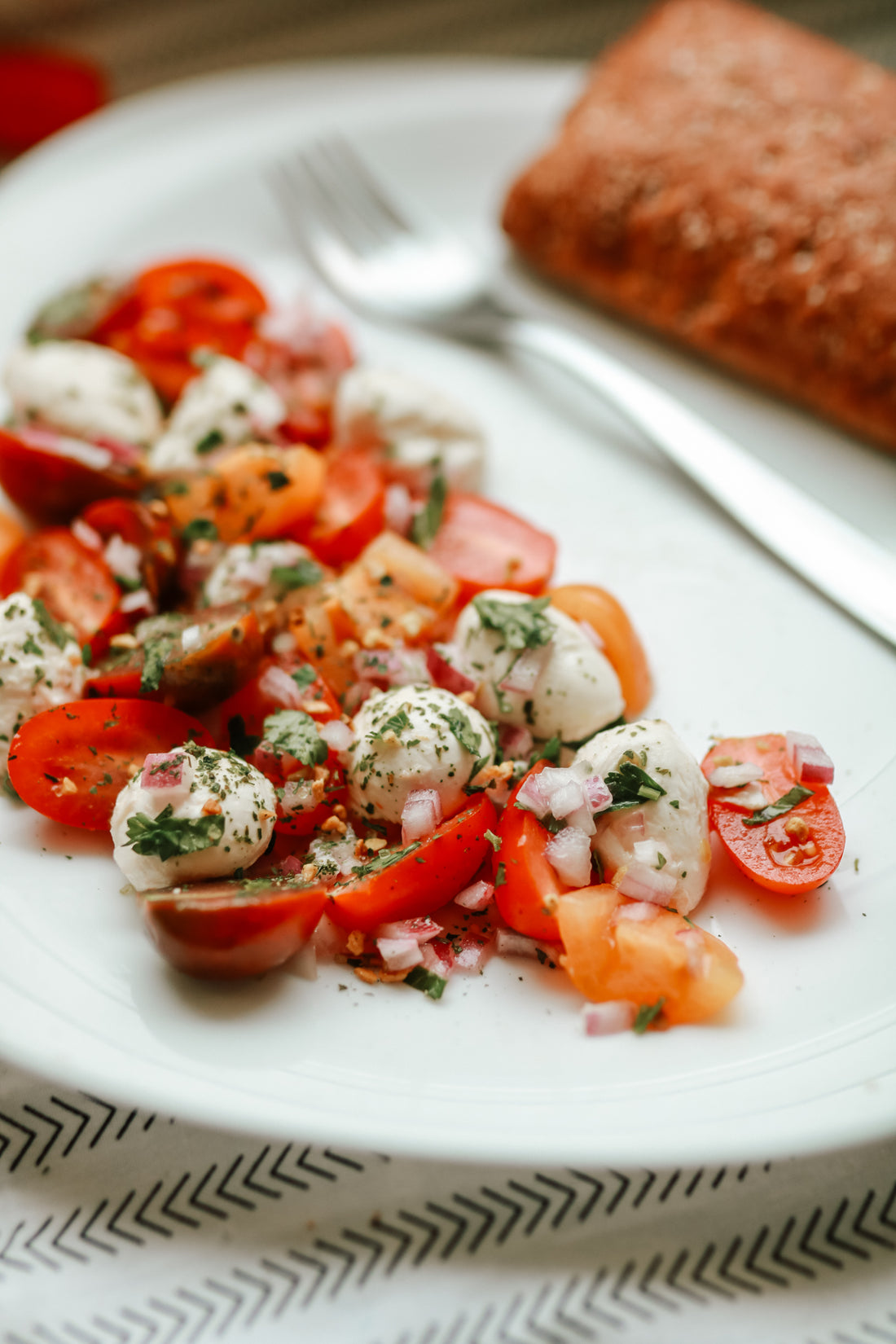 RECEPTE // Tomātu un mini mozzarella siera salāti