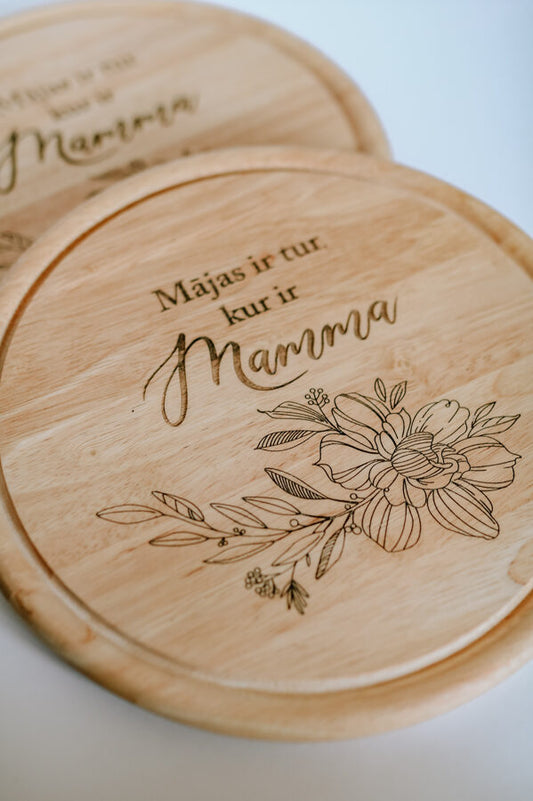 Koka dēlītis ar Mammas uzrakstu